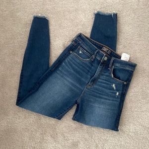 ABERCROMBIE AND FITCH. Simone skinny jeans dark wash!